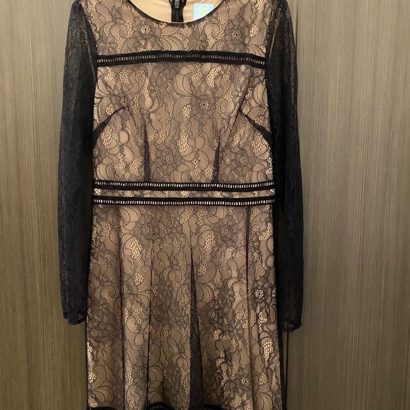 Long sleeve lace dress - Picture 3 of 3